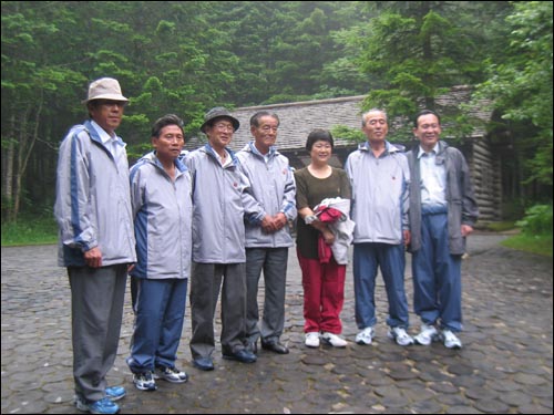 밀영 고향집 앞에 선 조선작가동맹 참가자들. 왼쪽으로부터 남대현, 리호근, 김병훈, 오영재, 박경심, 박세옥, 홍석중 선생. 